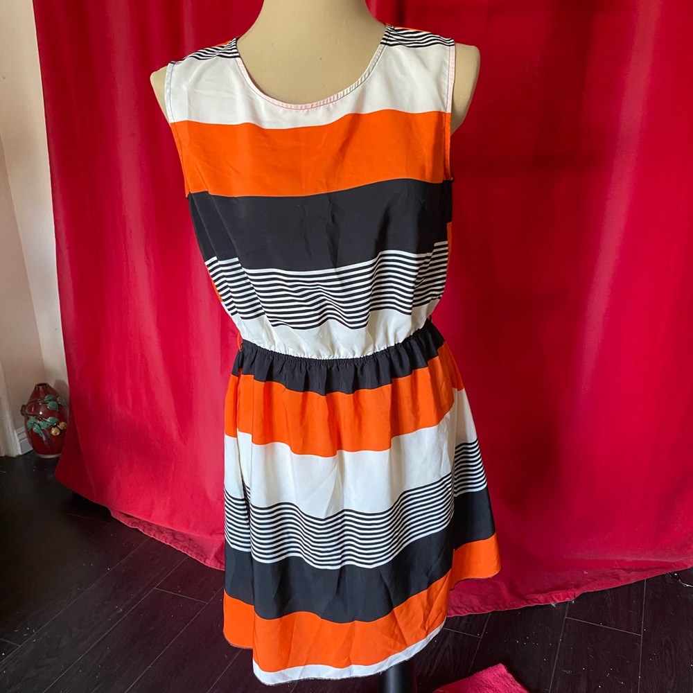 Pretty Good (L) Fun, bold lightweight summer sleeveless dress